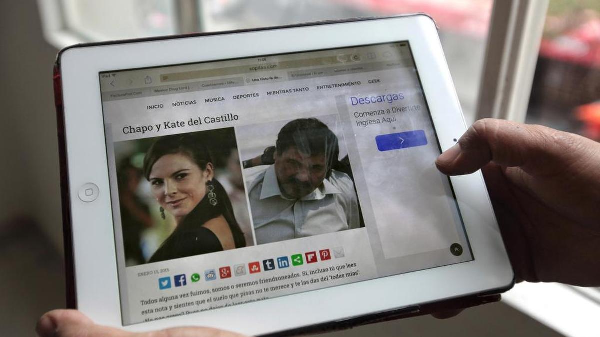 Una mujer observa el miércoles 13 de enero de 2016, una fotografías de la actriz mexicana Kate del Castillo y el narcotraficante Joaquín "el Chapo" Guzmán en los portales de noticias de todo el mundo donde se habla de un presunto romance entre ambos personajes.