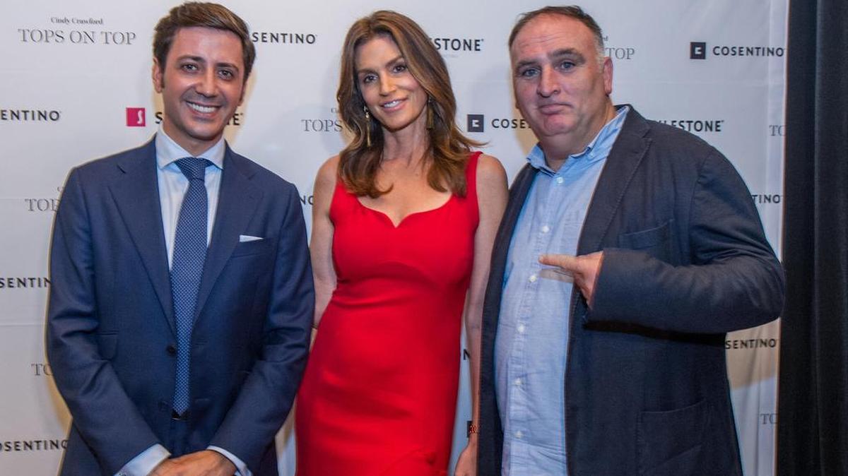 El presidente ejecutivo de Cosentino en Norteamérica, Eduardo Cosentino; la supermodelo estadounidense Cindy Crawford, y el chef español José Andrés, posan para una fotografía hoy, miércoles 6 de diciembre de 2017, durante un evento en Miami.