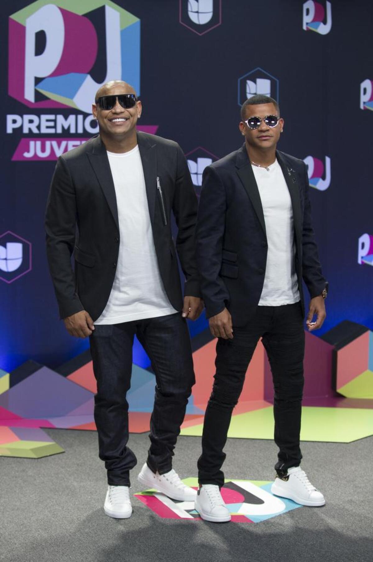 El grupo cubano Gente de Zona posa para los medios en la alfombra de la decimocuarta edición de los Premios Juventud el jueves 6 de julio 2017, en el Wasco Center de Coral Gables.