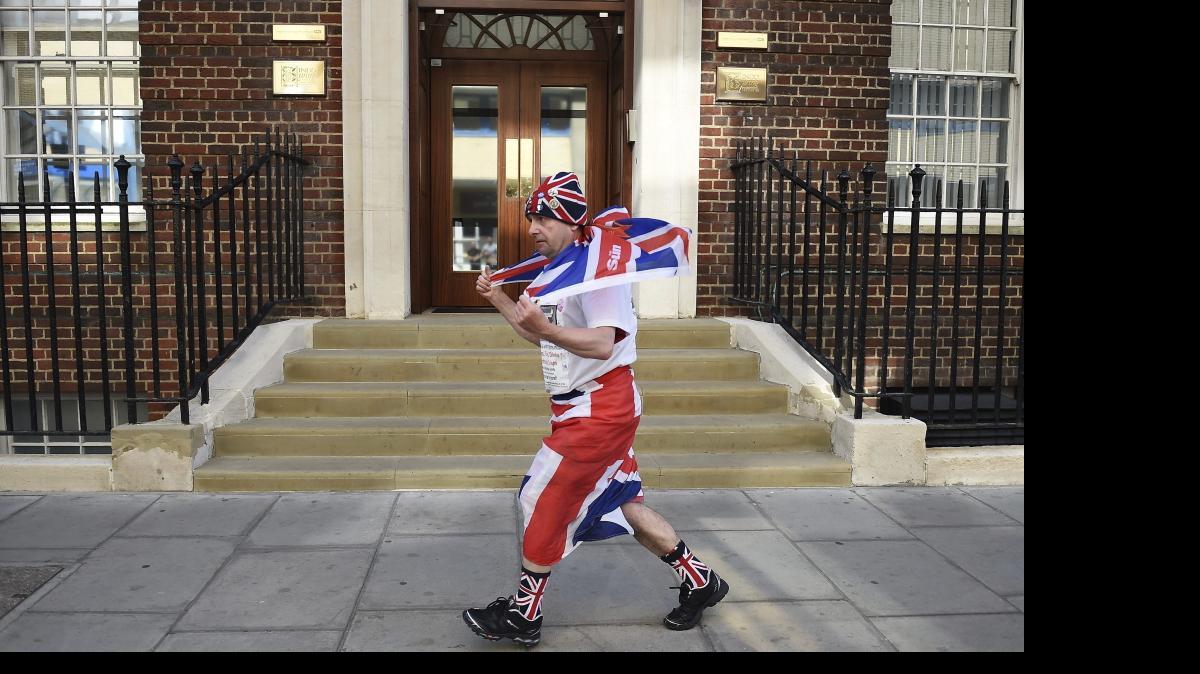 
Jon Loughrey, un fan de la familia real británica, se pasea frente a la sala privada Lindo del hospital de Sr. Mary's en Londres (Reino Unido), hoy, jueves 16 de abril de 2015. La duquesa Catalina, esposa del príncipe Guillermo de Inglaterra, dará a luz a su segundo hijo en la clínica Lindo a finales de abril. 

