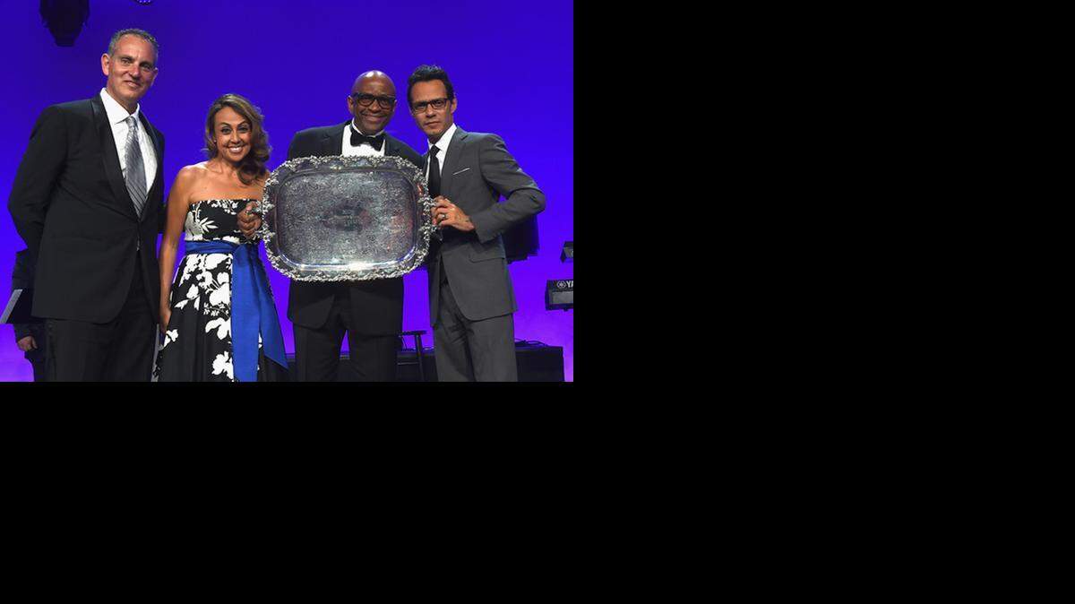 
El productor Sergio George (2do a la der.) con Marc Anthony y los ejecutivos de BMI Mike O’Neill y Delia Orjuela, recibe el Premio Presidencial.
