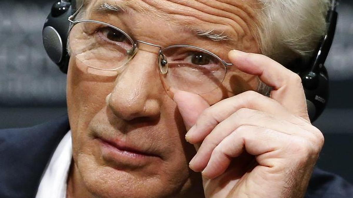 El actor estadounidense Richard Gere, durante la rueda de prensa que ha ofrecido este sábado en la capital donostiarra, donde participa en la 64 edición del Festival Internacional de Cine de San Sebastián.