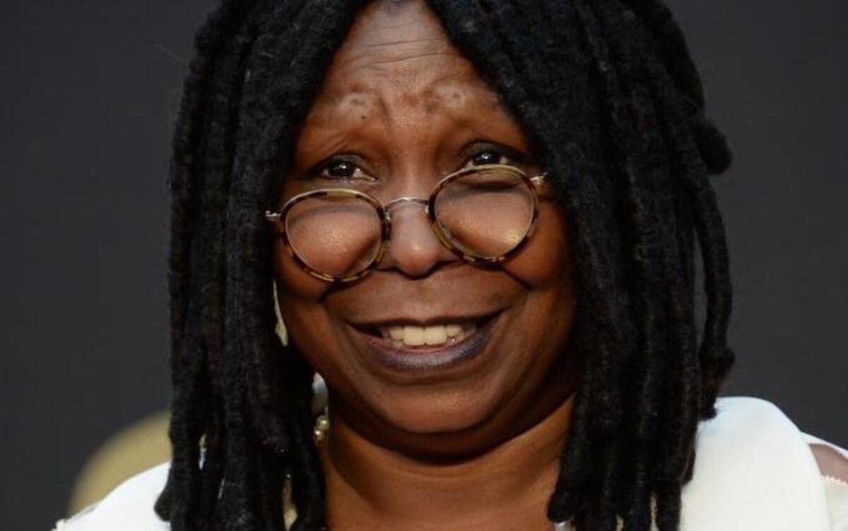 Foto de archivo del 2 de marzo del 2014, que muestra a la actriz estadounidense Whoopi Goldberg en la alfombra roja de los Premios Óscar.