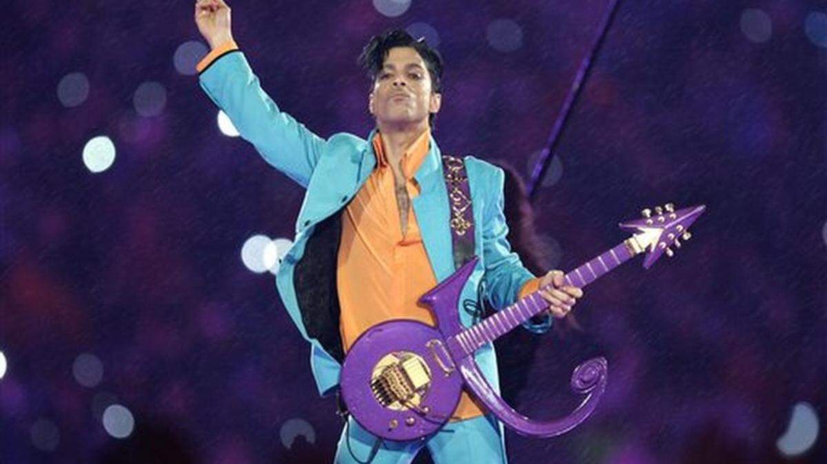 ARCHIVO - Prince durante su presentación en el espectáculo de medio tiempo del Super Bowl XLI en el Dolphin Stadium en Miami en una fotografía del 4 de febrero de 2007.