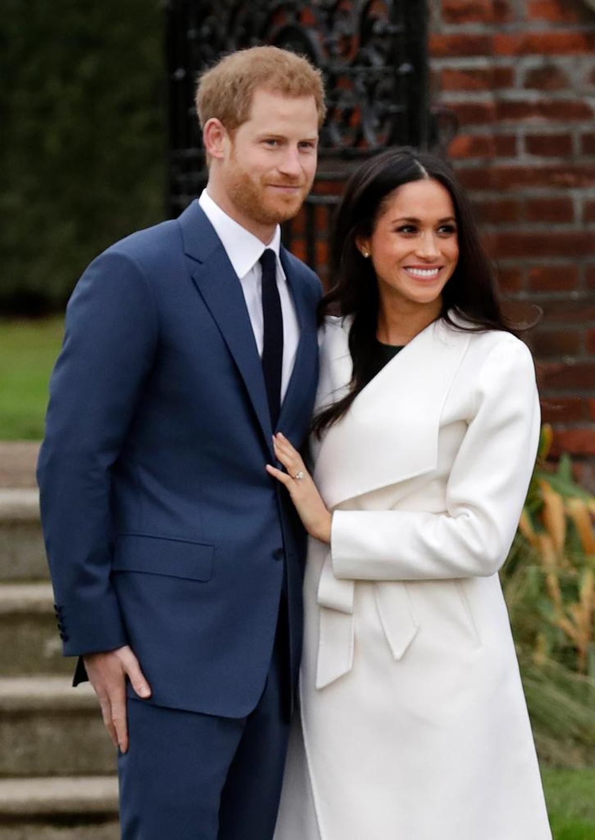 El príncipe Harry y su prometida, la actriz Meghan Markle, anunciaron su compromiso el 27 de noviembre. Aquí posan en una sesión fotográfica en los jardines del Palacio de Kensington, en Londres.