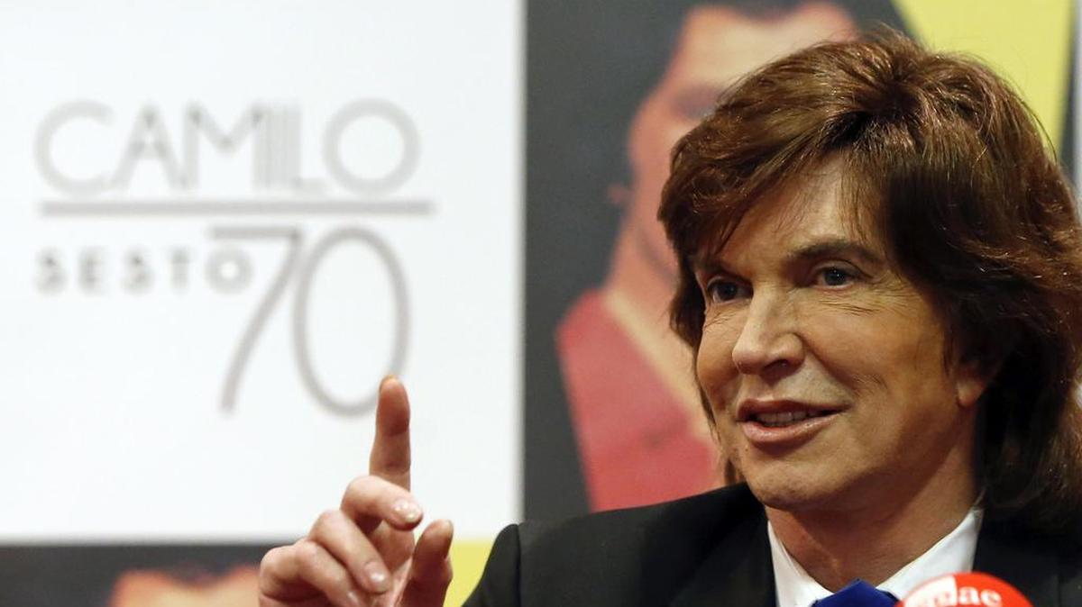 El cantante Camilo Sesto durante la rueda de prensa ofrecida en la sede de la Sgae en Madrid, para presentar su disco "Camilo 70".