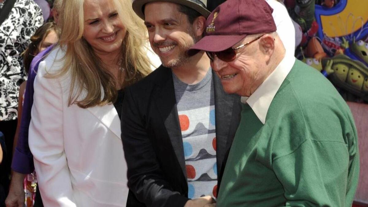 Fotografía de archivo fechada el 13 de junio de 2010 que muestra al humorista estadounidense Don Rickles (d), al director estadounidense Lee Unkrich (c) y a la productora Darla K. Anderson (i), durante el estreno de la película 'Toy Story 3' en Hollywood, Estados Unidos. Don Rickles murió hoy, 6 de abril de 2017, a los 90 años.