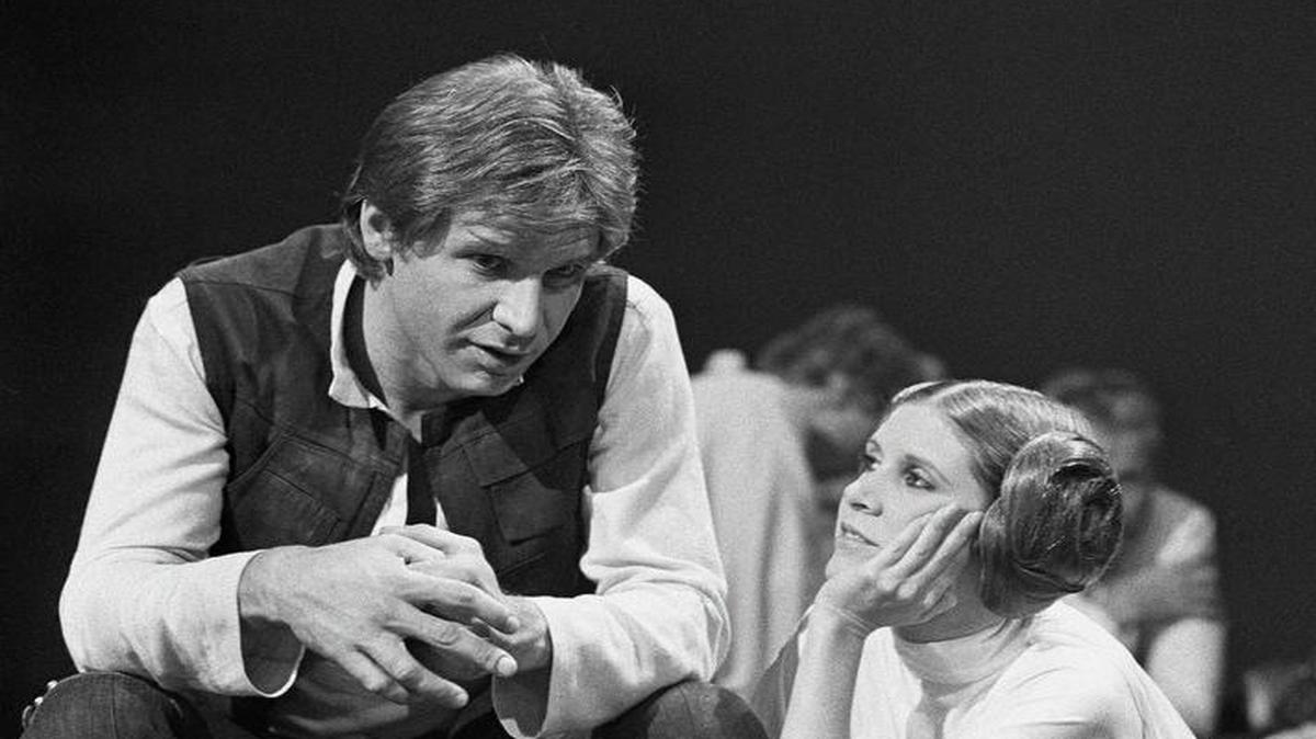 Fotografía del 13 de noviembre de 1978, Harrison Ford con Carrie Fisher durante un descanso por el especial de "The Star Wars Holiday" en Los Angeles.