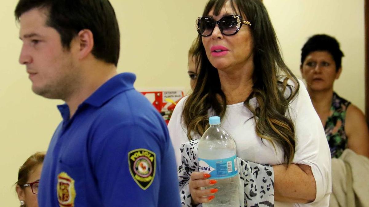 La actriz y vedette argentina Moria Casán llega a la sala de juicio oral número 1 el martes 15 de diciembre de 2015, en Luque (Paraguay). 