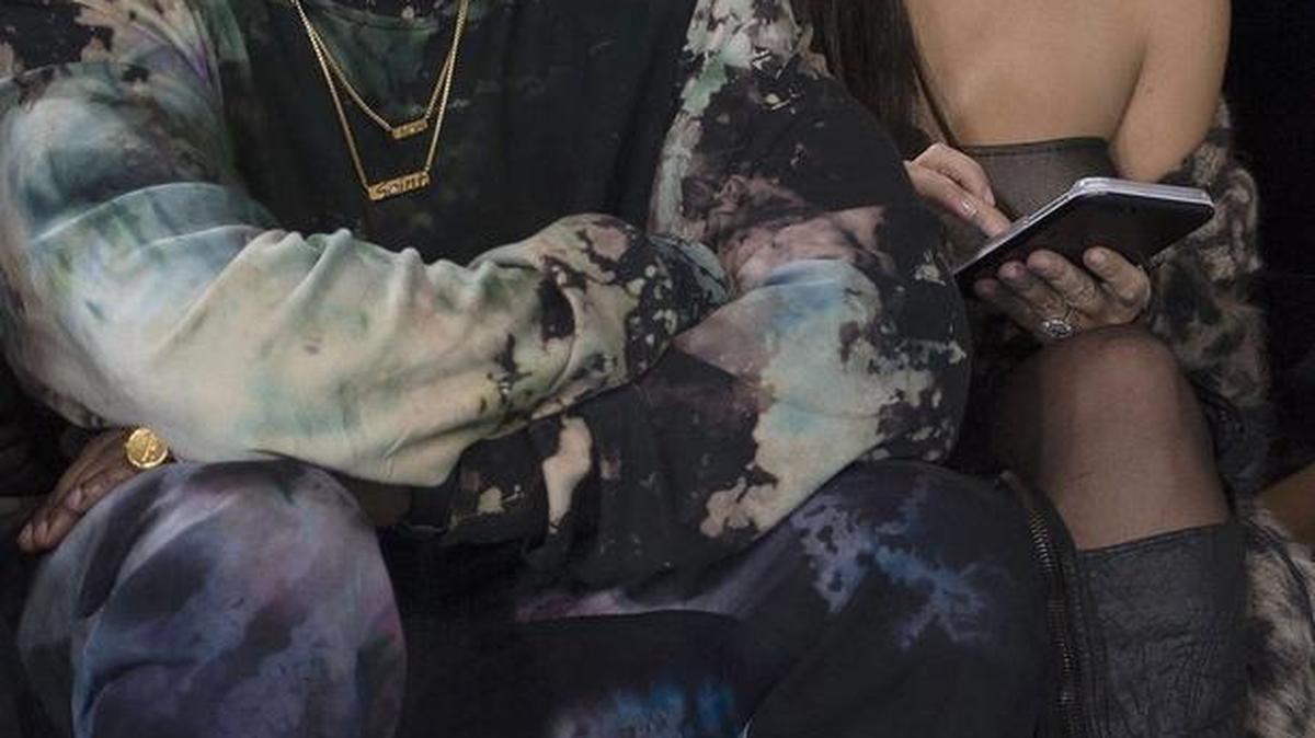 Imagen de archivo del rapero estadounidense Kayne West (i) y su mujer, la estrella televisiva Kim Kardashian, durante el desfile de Off-White en la Semana de la Moda de París, Francia, el 29 de septiembre de 2016.