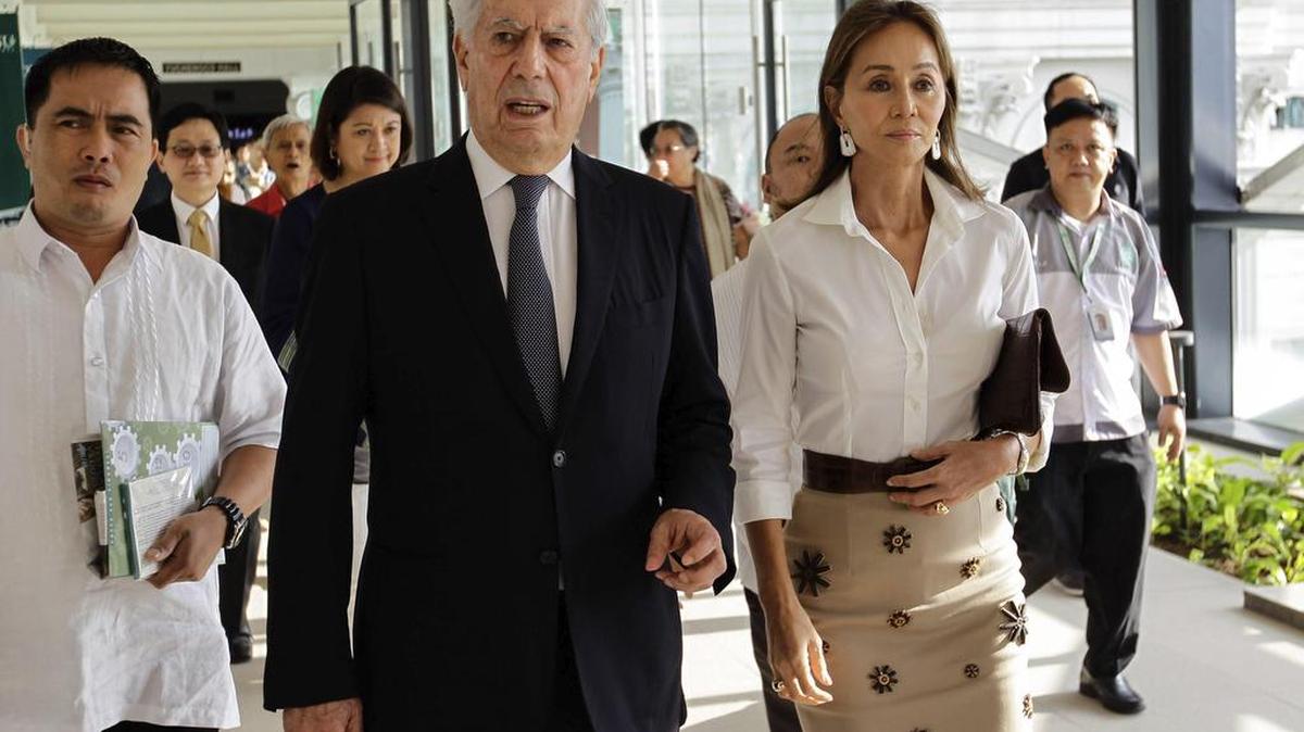 El escritor peruano Mario Vargas Llosa (2i), Premio Nobel de Literatura 2010 y Premio Cervantes en 1994, acompañado por su pareja, la socialité filipina Isabel Preysler, antes de ser condecorado con un doctorado honoris causa por la Universidad de La Salle durante una ceremonia en Manila, Filipinas, el 8 de noviembre de 2016.
