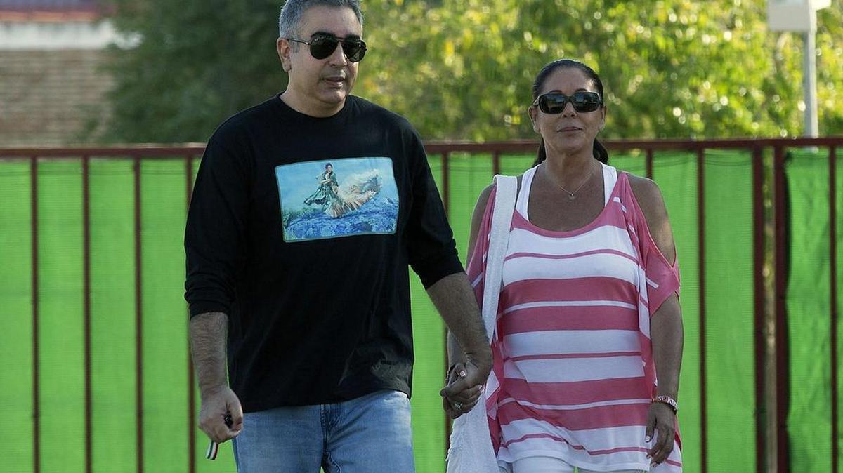 
La tonadillera Isabel Pantoja, acompañada de su hermano Agustín, a su salida hoy de la cárcel de mujeres de Alcalá de Guadaíra (Sevilla) con un permiso ordinario de seis días, el tercero que disfruta desde que el 21 de noviembre de 2014 entró en prisión para cumplir la pena de dos años que le impusieron por blanqueo de capitales. 

