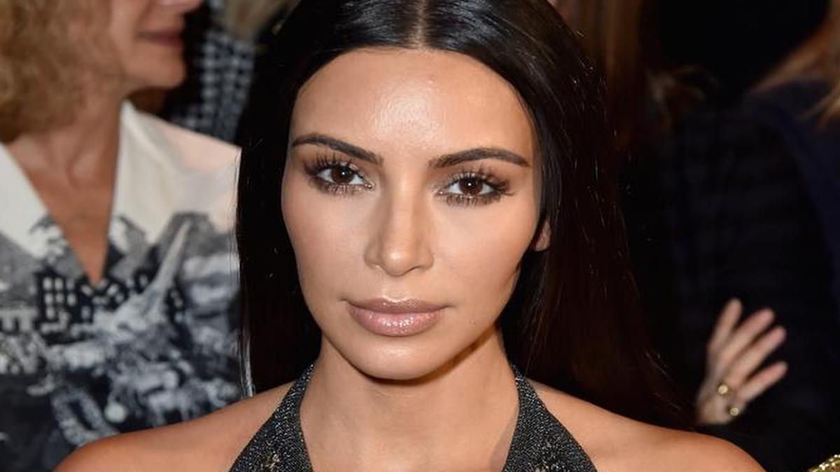 Kim Kardashian posa para una foto durante la Semana de la Moda de París, el 29 de septiembre en Francia.
