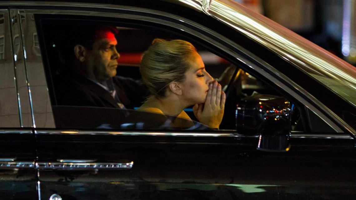 Lady Gagaaparece sentada en su coche después de organizar una protesta contra el candidato presidencial republicano Donald Trump fuera de Trump Tower en Nueva York después de la medianoche del día de las elecciones 9 de noviembre de 2016.