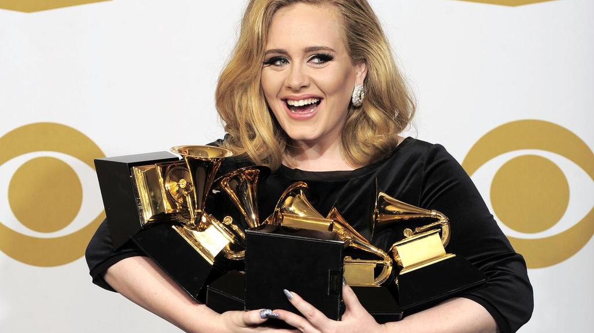 Adele posa con sus seis premios en la 54 edición de los premios Grammy el 12 de febrero de 2012.