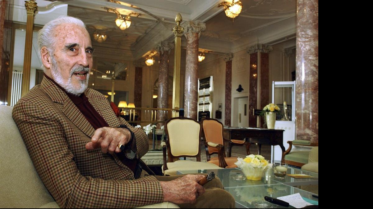 
Foto de archivo tomada el 15 de abril de 2004 del actor británico Christopher Lee durante una entrevista concedida en el Hotel Schweizerhof en Lucerna (Suiza). El actor británico Christopher Lee, famoso por su legendaria interpretación del Conde Drácula y de Saruman en "The Lord of the Rings", ha muerto en Londres a los 93 años, informa hoy jueves 11 de junio de 2015, el periódico The Daily Telegraph. 
