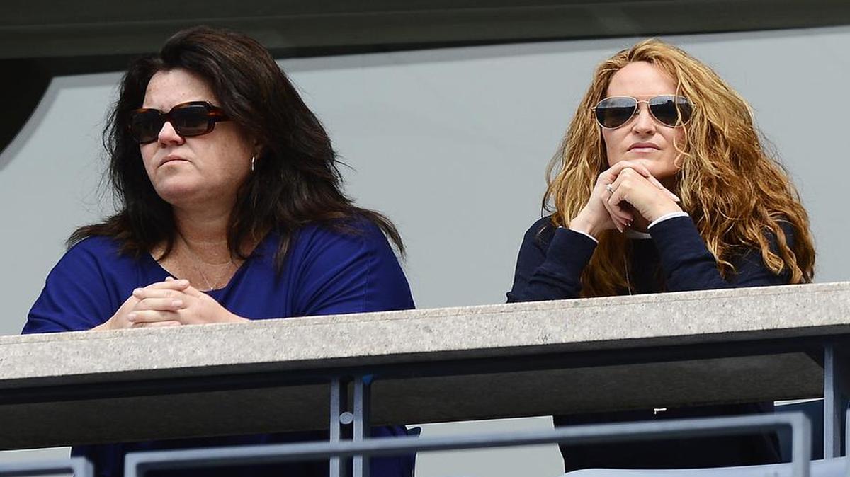 Fotografía de archivo (02/09/2012) que muestra a la presentadora y actriz Rosie O'Donnell (izq.) junto a su ex esposa Michelle Rounds (dcha.) observando un juego entre el serbio Novak Djokovic y el francés Julien Benneteau durante el Abierto de Tenis de Estados Unidos en Nueva York.