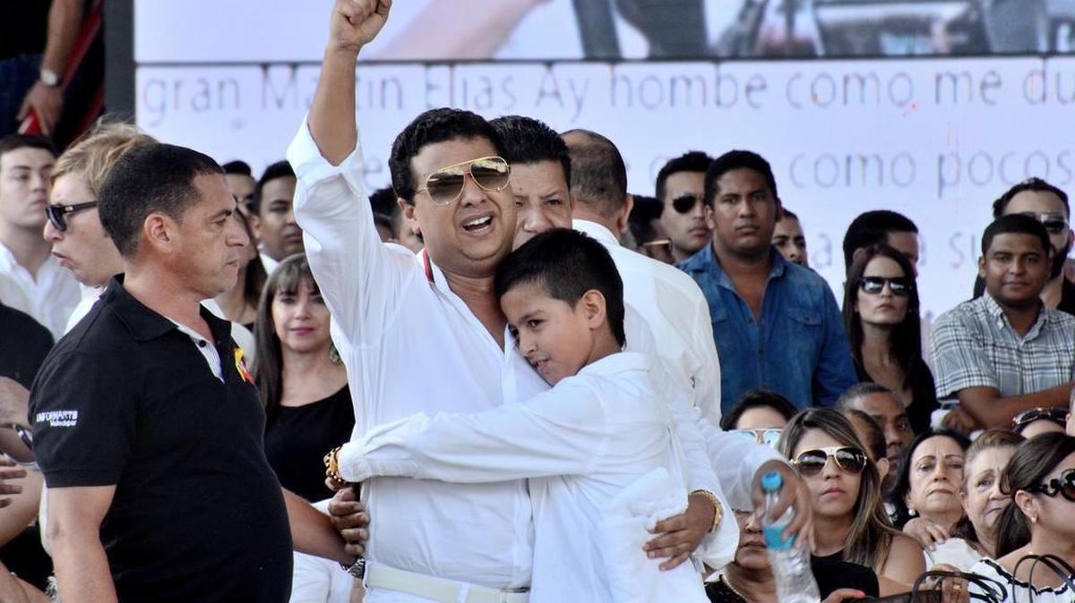 El cantante colombiano Rafael Santos, hermano del fallecido cantautor Martín Elías, abraza a su sobrino Martín Elías Jr. durante un homenaje a su hermano el domingo 16 de abril de 2017, en el Parque de la Leyenda Vallenata de Valledupar, Colombia.