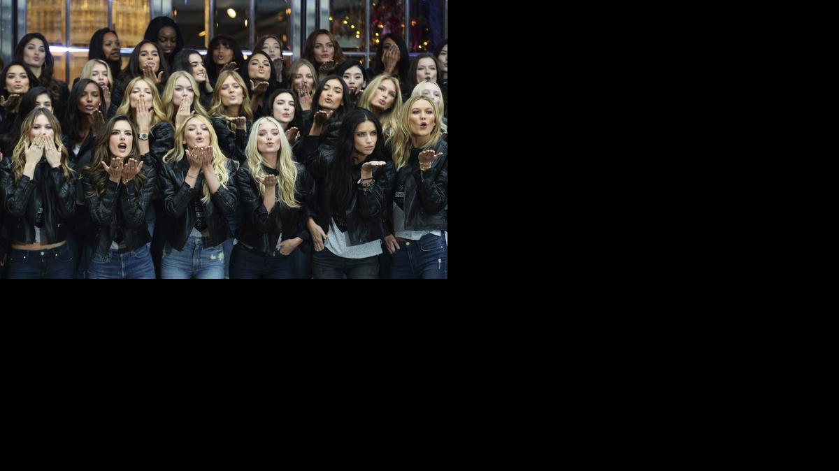 
Las modelos de Victoria's Secret posan durante una sesión de fotos en la víspera del desfile anual de la marca de lencería, que este año se celebrará en Londres (Reino Unido), el lunes 1ero de diciembre de 2014. EFE/Facundo Arrizabalaga
