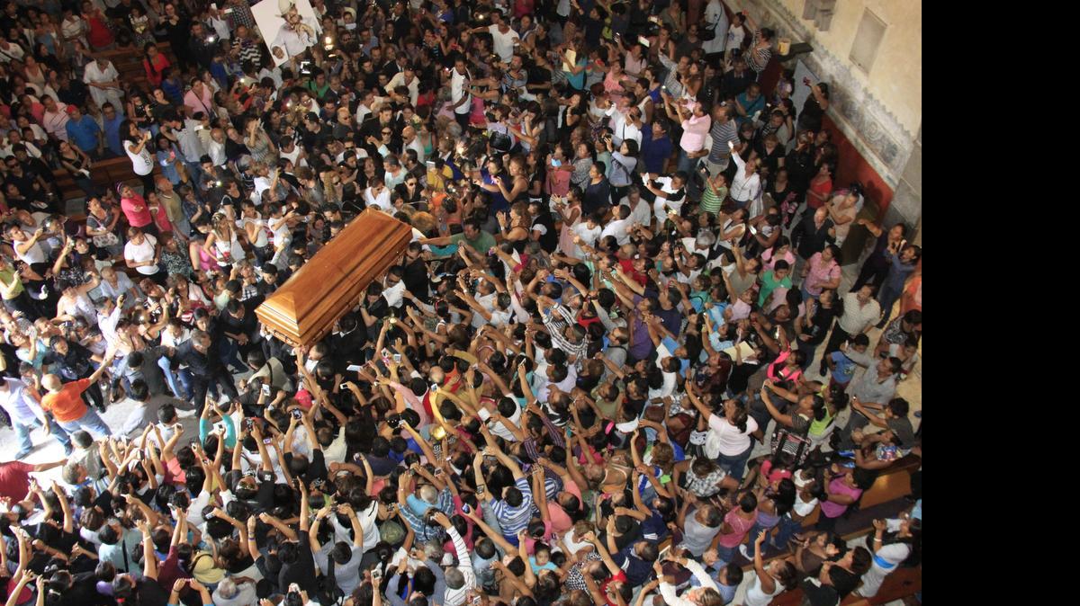 
Miles de seguidores del cantautor mexicano Joan Sebastián dan el ultimo adiós al paso del cortejo fúnebre hoy, miércoles 15 de julio de 2015, por calles de la ciudad de Cuernavaca (México). 
