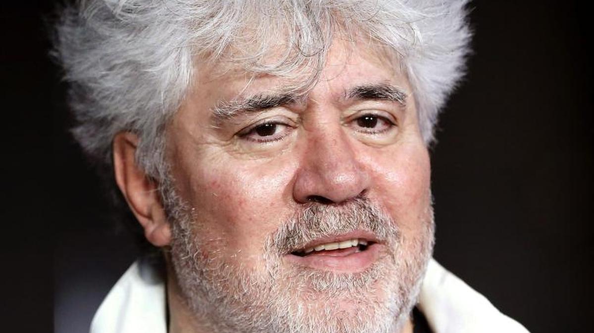 Fotografía de archivo (Lyon (Francia), 19/10/2014) del director de cine Pedro Almodóvar, que a sus 66 años y a punto de estrenar "Julieta", su película número 20, ha afirmado que no le ve ventajas a la edad. "Debería encontrarlas, pero no las encuentro.
