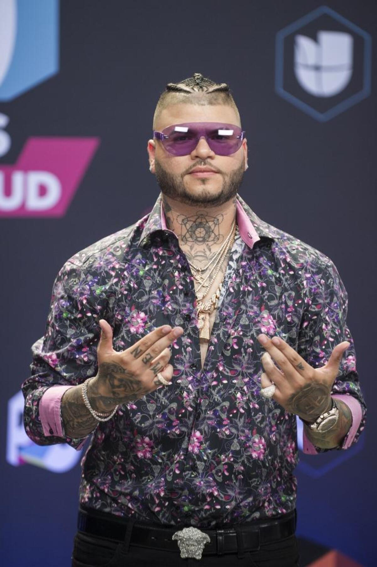 El cantante puertorriqueño Farruko posa para los medios a su llegada a la alfombra de la decimocuarta edición de los Premios Juventud el jueves 6 de julio 2017, en Miami, Florida.