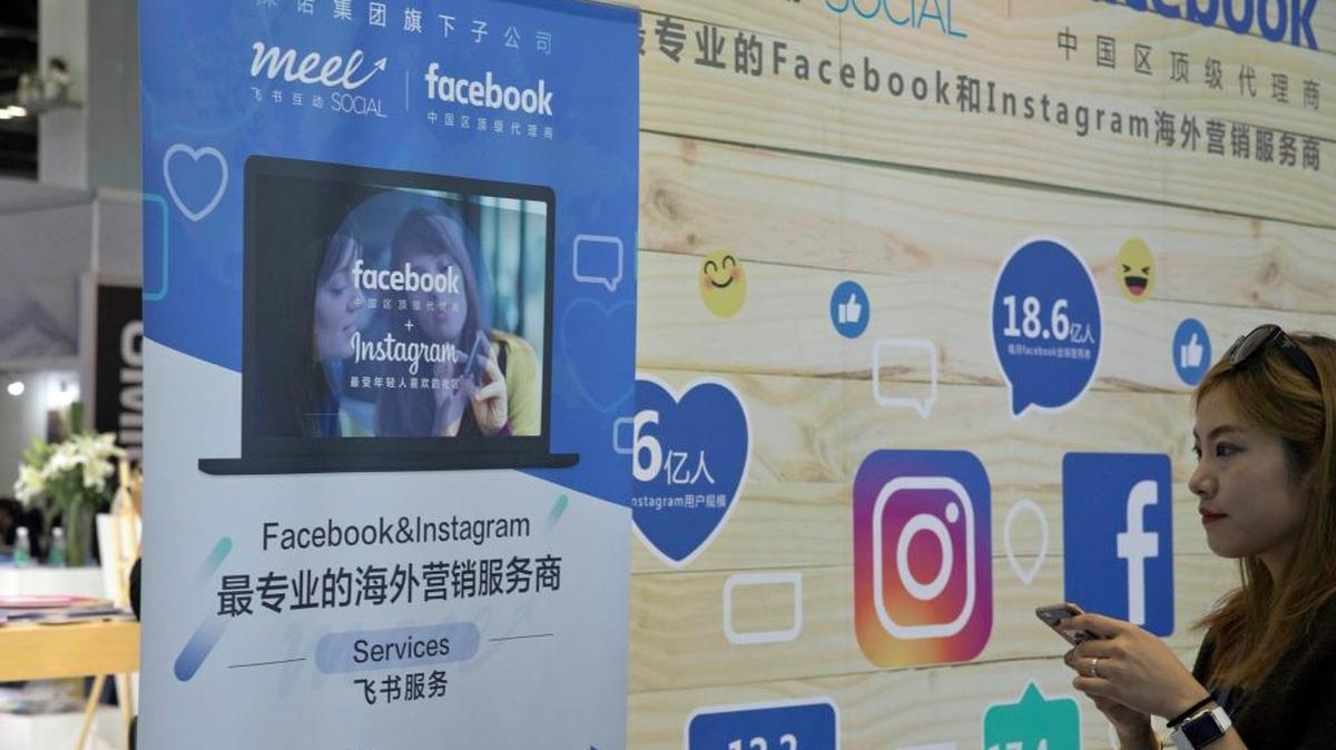 Una compañía que promueve medios sociales como Facebook e Instagram anuncia sus servicios en una conferencia de medios en China, en abril.