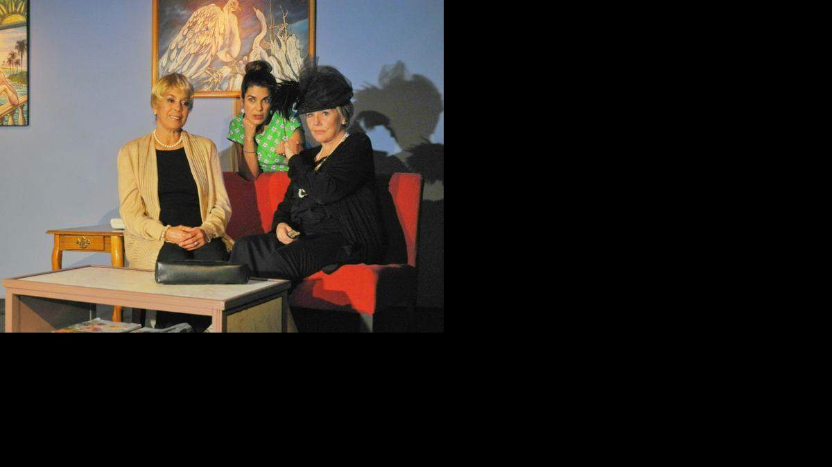 
Marta Velasco, Zully Montero y Grettel Trujillo protagonizan ‘La señora de La Habana’, comedia costumbrista de Luis Santeiro, dirigida por Max Ferrá.
