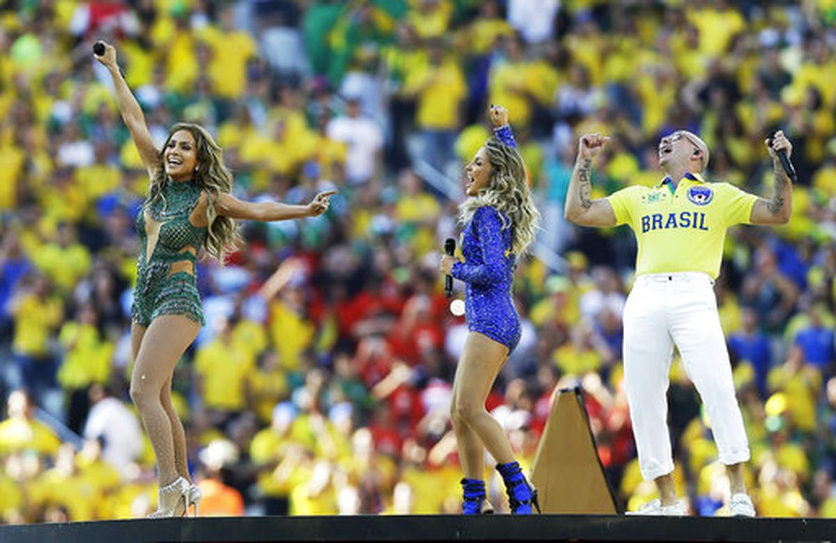 ARCHIVO - Jennifer Lopez, izquierda, el rapero Pitbull y la cantante brasileña Claudia Leitte durante su presentación en la ceremonia de inauguración del previa al partido entre Brasil y Croacia en el Mundial de Fútbol en una fotografía de archivo del 12 de junio de 2014 en el estadio Itaquerao en Sao Paulo, Brasil.