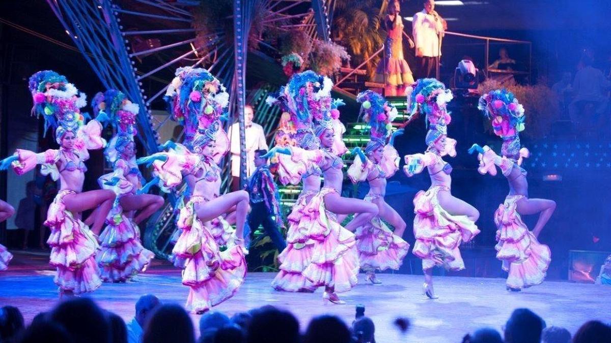 El cabaré Tropicana se distingue por la magia de su entorno natural, su música y sus bailes.