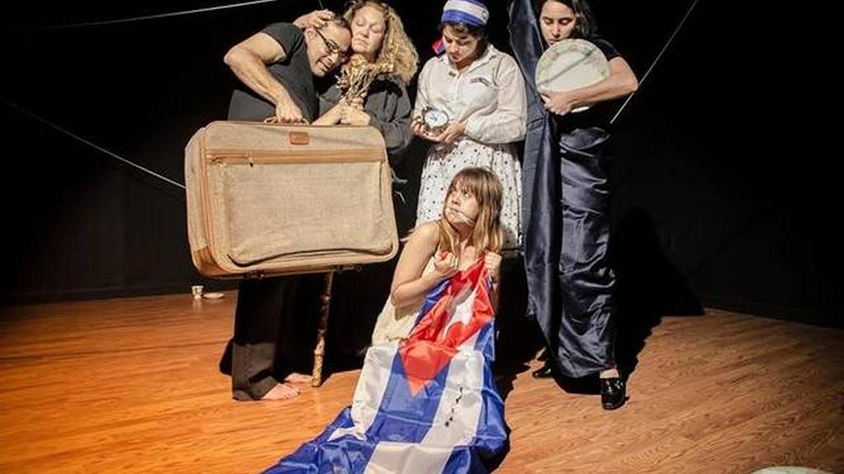Desde la izq.: Héctor Alejandro González, Miriam Bermúdez, Mónica Rodríguez, Rosabel Ceballes y (sentada en el piso) Jessica Mesa.
