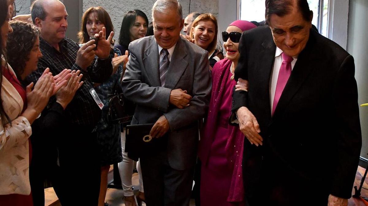 La primera bailarina cubana Alicia Alonso (C) y su esposo Peter Simon (D) llegan para una ceremonia en la que Alonso recibirá el doctorado Honoris Causa de la Universidad de Costa Rica (UCR) en San José el próximo mes de marzo 22/2017.