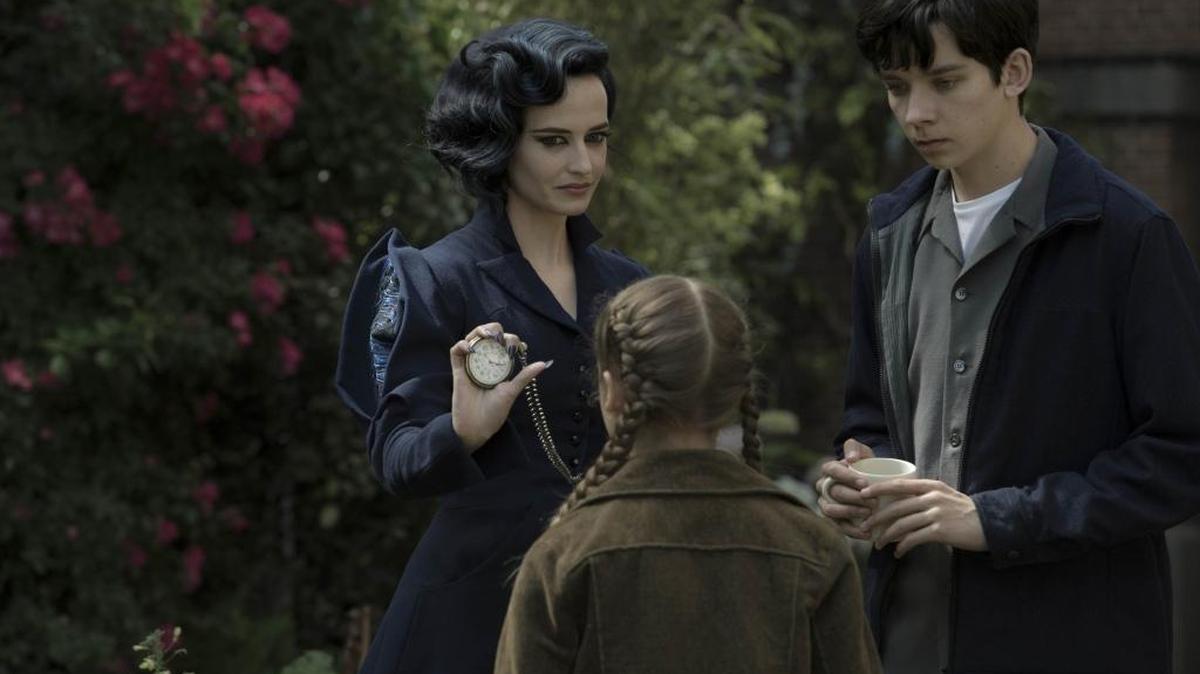 Miss Peregrine (Eva Green) demuestra sus talentos a Jake (Asa Butterfield) y Fiona (Georgia Pemberton).