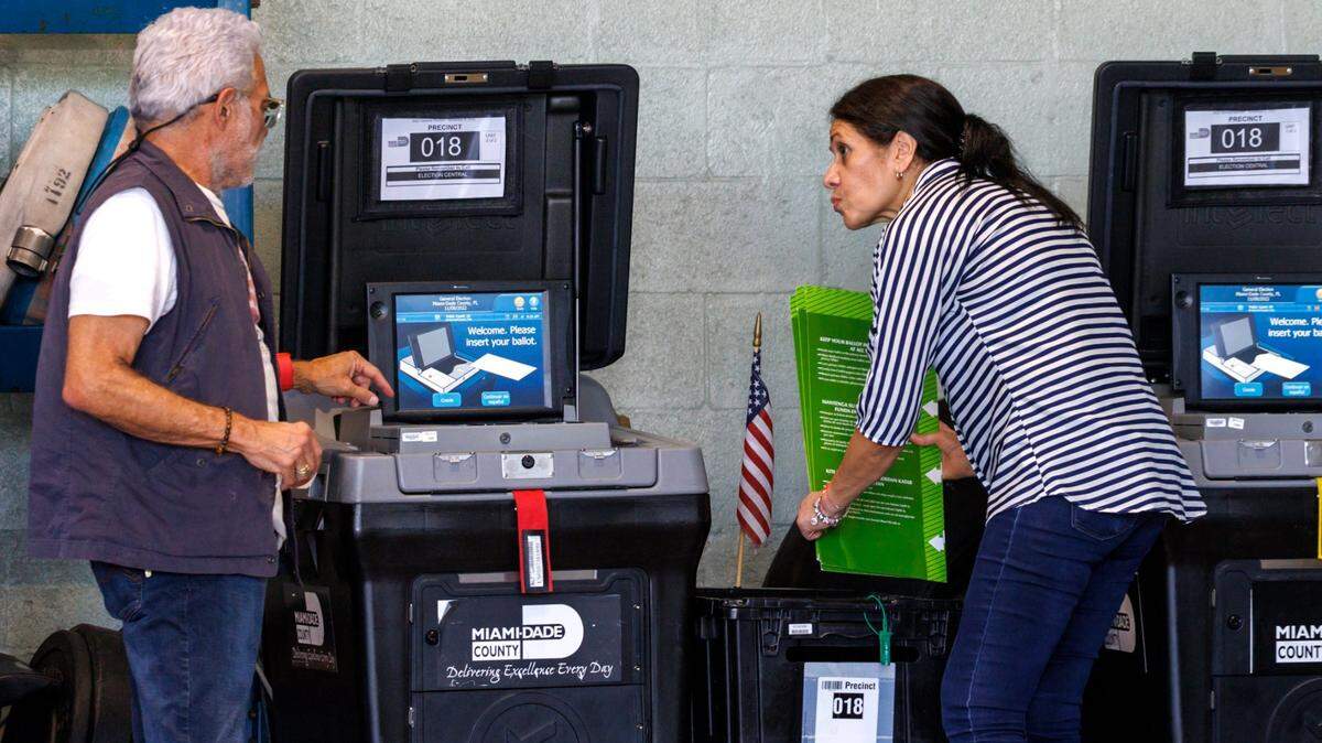 Trabajadores electorales junto a las máquinas de votación durante las elecciones intermedias en el Condado de Miami-Dade, en la Estación 4 del Departamento de Bomberos de Miami Beach, el martes 8 de noviembre de 2022.