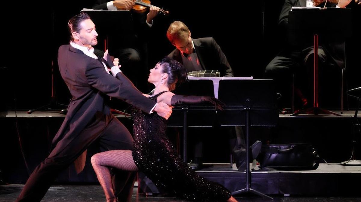 Los bailarines Juan Horvath y Natalia Turelli ilustran con maestría la precisión y la sensualidad del tango teatralizado.