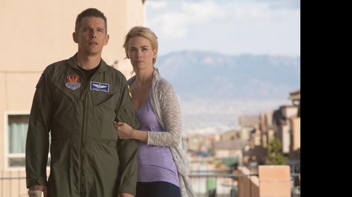 
Ethan Hawke y January Jones en ‘Good Kill’, dirigida por Andrew Niccol.
