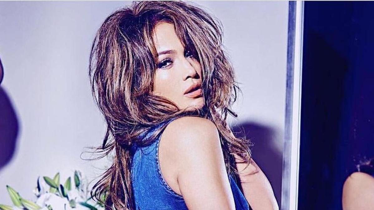 Imagen de la campaña publicitaria de Guess, publicada por Jennifer López este domingo en nueve partes.