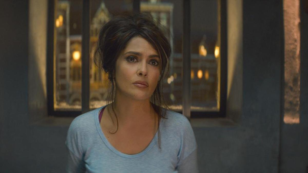 Fotografía sin fechar, cedida el sábado 12 de agosto de 2017 por Jack English, muestra a la actriz mexicana Salma Hayek durante una escena de la película "The Hitman's Bodyguard", de estreno el próximo viernes.