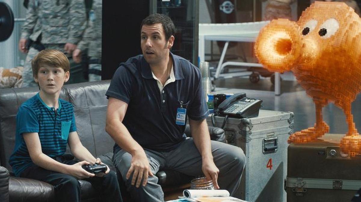 
Matthew Lintz y Adam Sandler en ‘Pixels’, dirigida por Chris Columbus.
