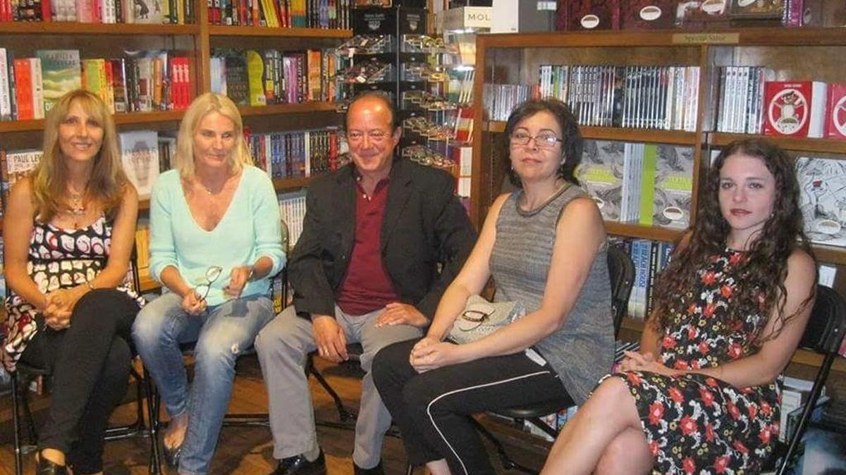 
Mila Hajjar, Ghislaine Demombynes, Andrés Hernández Alende, Norma Figueredo y Valentina Cano, participantes del concurso Cuentomanía, que se celebra en Books and Books.
