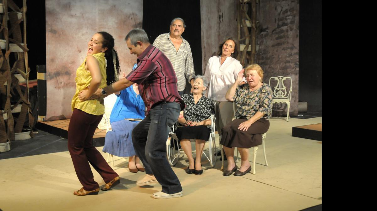 
Elenco de ‘Alguna cosita que alivie el sufrir’. De izq. a der., Claudia Quesada, Julio Rodríguez, Marío Ernesto Sánchez, Ana Viñas, Alina Interián y María Malgrat.
