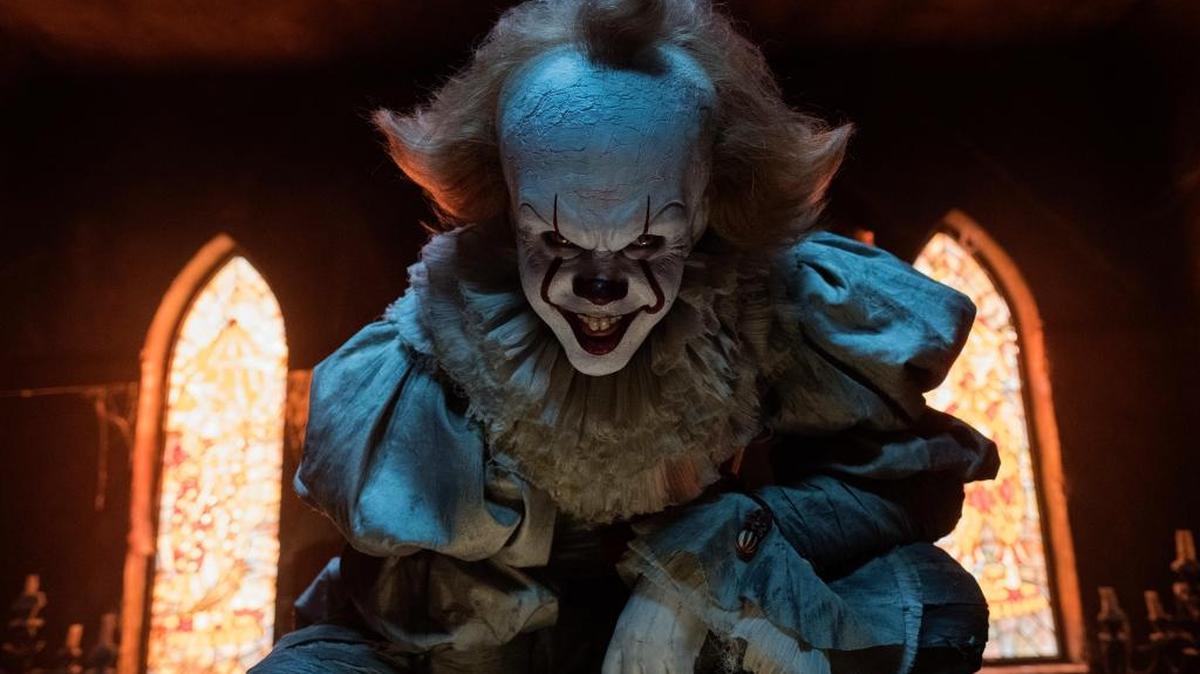 Bill Skarsgard en una escena del filme "It."