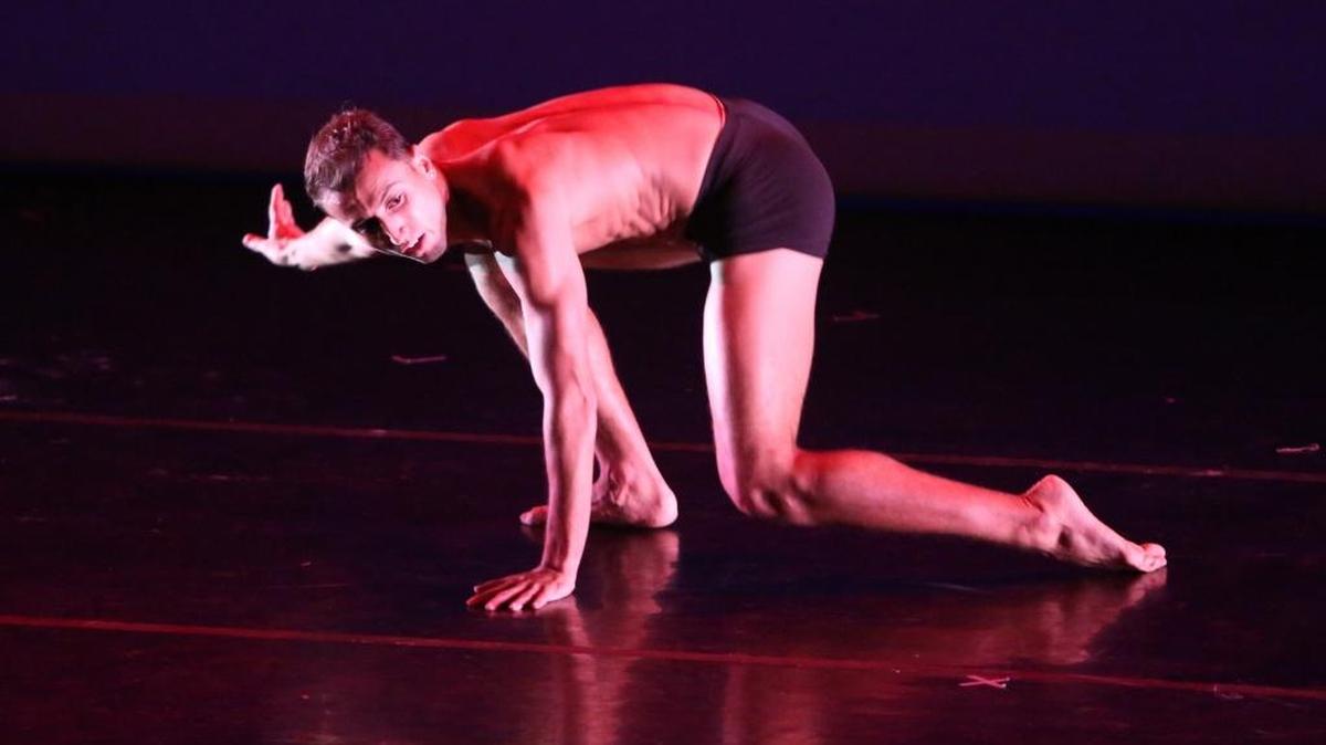 
Richard Villaverde presentó ‘This Place is a Shelter’, con música de Olafur Arnalds, en Teatro Colony, durante el XX Festival Internacional de Ballet de Miami.
