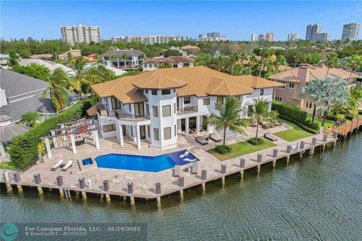 La residencia de 10 habitaciones que Lionel Messi adquirió en un enclave exclusivo del sur de la Florida, con un amplio patio, piscina y vista al agua, cerca del estadio del Inter Miami.