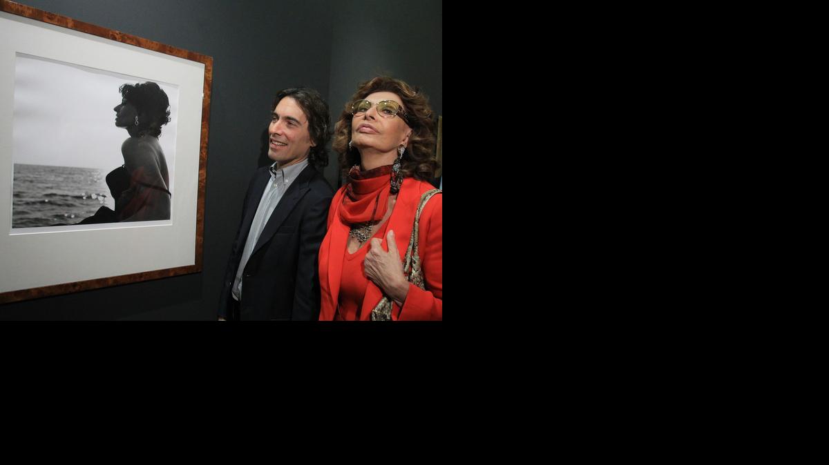 
 La actriz italiana Sofía Loren y su hijo Carlo Ponti asisten el jueves 18 de septiembre 2014, a la inauguración de una exposición sobre la vida de la actriz en Ciudad de México, donde celebrará el sábado su cumpleaños 80. La actriz aseguró que recibir un Premio "scar es como enamorarse y cuando recibió dos de esas estatuillas, en 1961 y 1991, se sintió fuera del mundo y llena de energía. EFE Mario Guzman
