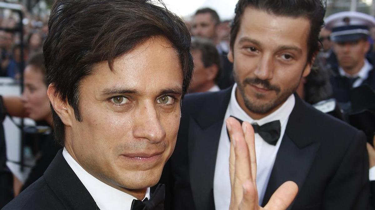 Los actores mexicanos Gael García Bernal (i) y Diego Luna (d) posan a su llegada para la ceremonia por el Aniversario 70 del Festival de Cine de Cannes el 23 de mayo de 2017, en Cannes (Francia).