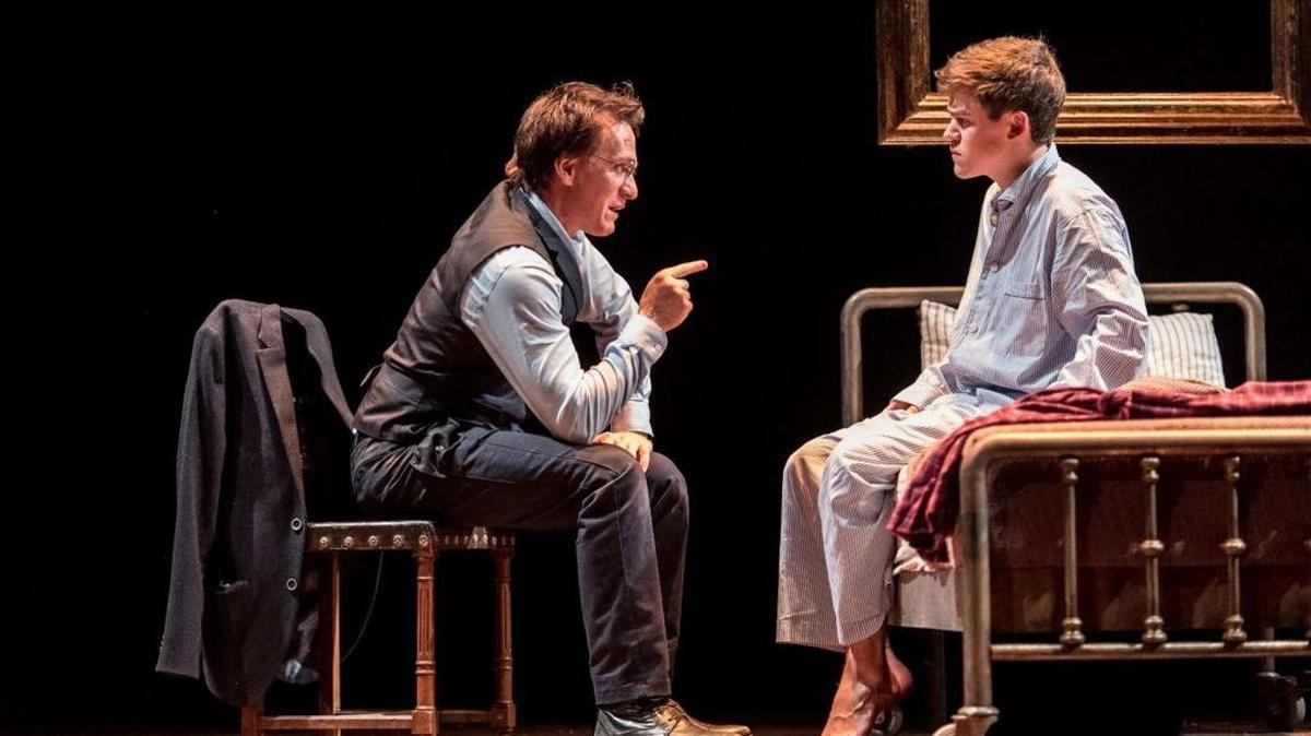 Jamie Parker en el papel de Harry Potter y Sam Clemmett en el de Albus Potter en ‘Harry Potter and the Cursed Child’.