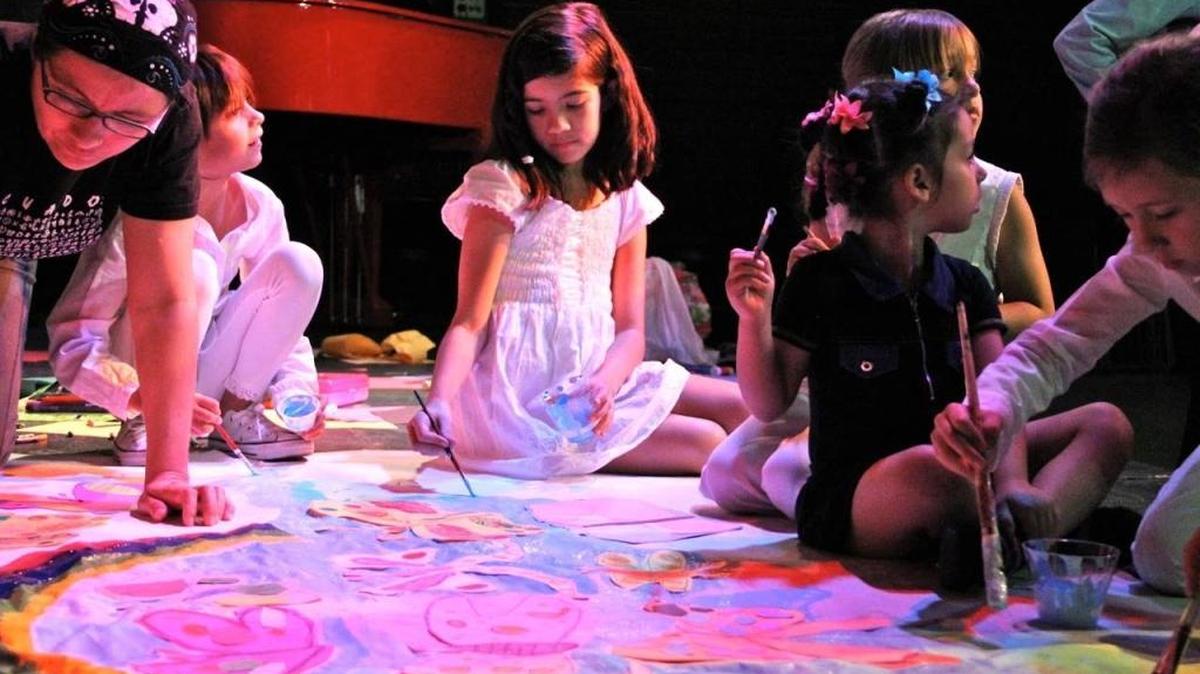 Los talleres de El Ingenio Teatro incluyen clases de pintura