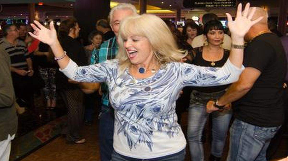 
Los bailadores se animan en la pista con el ritmo de Larry López.

