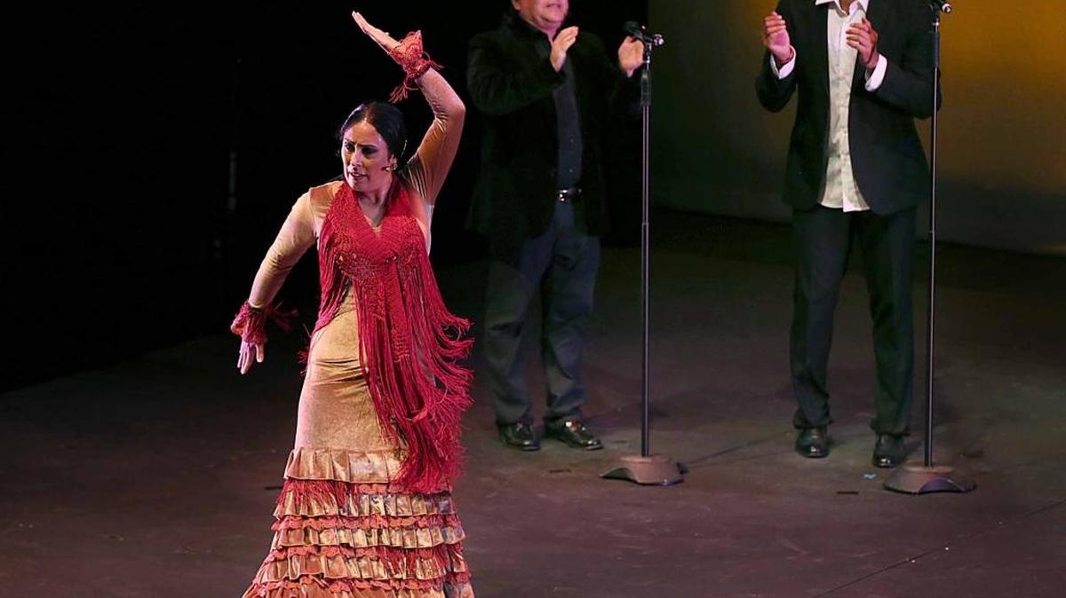 
Los cantantes José Méndez e Ismael de La Rosa con la bailarina Sonia Olla, en un baile por alegría.
